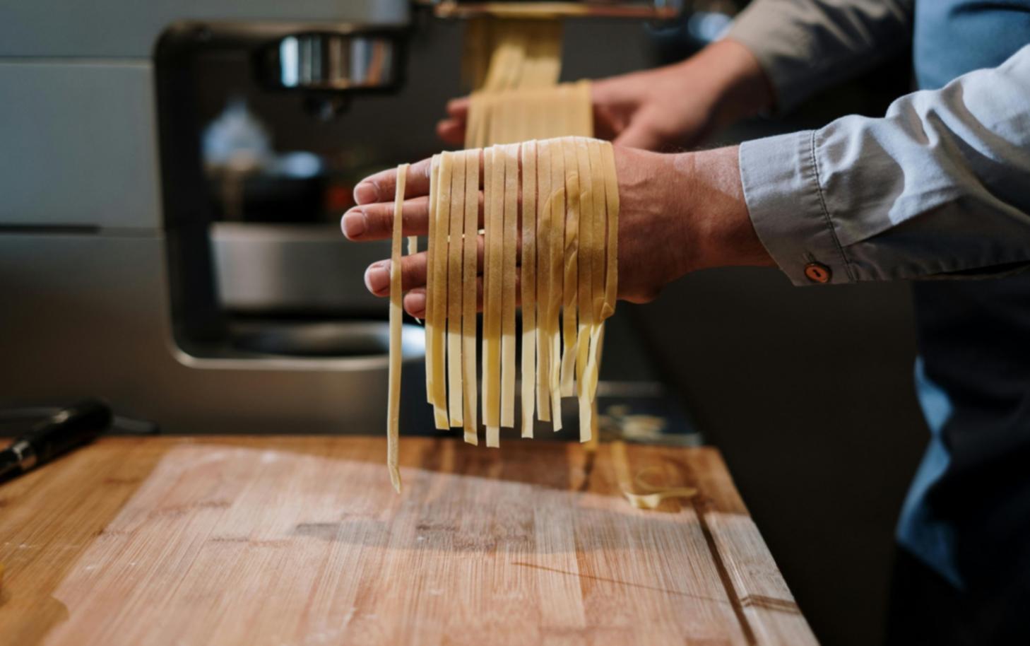 Atelier de cuisine professionnelle avec étudiants en pleine préparation culinaire
